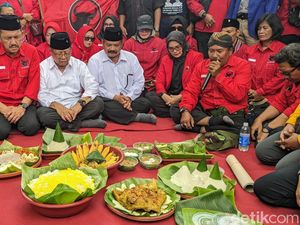 Daftar Pertama, Mardinoto Tumpengan di Gerbang KPU Tulungagung Daftar Pertama, Mardinoto Tumpengan di Gerbang KPU Tulungagung