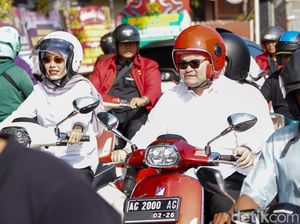 Mas Dhito Daftar ke KPU Kediri Naik Vespa Bareng Istri Mas Dhito Daftar ke KPU Kediri Naik Vespa Bareng Istri