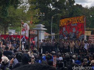Aksi Jogja Memanggil Lanjut di Depan Gedung Agung, Penggal Boneka-Tabur Bunga Aksi Jogja Memanggil Lanjut di Depan Gedung Agung, Penggal Boneka-Tabur Bunga