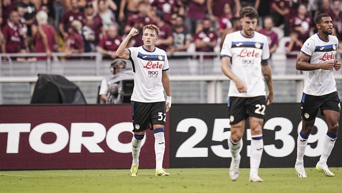 Atalantas Mateo Retegui, left, celebrates scoring their sides first goal of the game during the Italian Serie A soccer match between Torino and Atalanta at the Olympic Grande Torino Stadium in Turin, Italy, Sunday, Aug. 25, 2024. (Marco Alpozzi/LaPresse via AP)