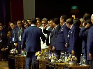 Momen Sutiyoso Beri Hormat ke Prabowo di Kongres NasDem Momen Sutiyoso Beri Hormat ke Prabowo di Kongres NasDem