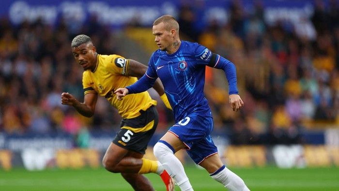 Soccer Football - Premier League - Wolverhampton Wanderers v Chelsea - Molineux Stadium, Wolverhampton, Britain - August 25, 2024 Chelseas Mykhailo Mudryk in action with Wolverhampton Wanderers Mario Lemina REUTERS/Molly Darlington EDITORIAL USE ONLY. NO USE WITH UNAUTHORIZED AUDIO, VIDEO, DATA, FIXTURE LISTS, CLUB/LEAGUE LOGOS OR LIVE SERVICES. ONLINE IN-MATCH USE LIMITED TO 120 IMAGES, NO VIDEO EMULATION. NO USE IN BETTING, GAMES OR SINGLE CLUB/LEAGUE/PLAYER PUBLICATIONS. PLEASE CONTACT YOUR ACCOUNT REPRESENTATIVE FOR FURTHER DETAILS..