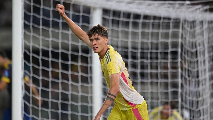 VERONA, ITALY - AUGUST 26: Nicolò Savona of Juventus  celebrates after scoring his team second goalduring the Serie A match between Hellas Verona and Juventus at Stadio Marcantonio Bentegodi on August 26, 2024 in Verona, Italy. (Photo by Alessandro Sabattini/Getty Images)