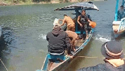9 Guru di Sukabumi Bertaruh Nyawa Naik Perahu Bocor demi Mengajar