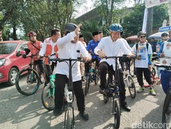 Yudha-Bahar Daftar Pilkada Naik Sepeda ke KPU Palembang