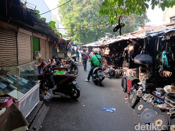 Berburu 'Harta Karun' Murah Meriah di Jatinegara, Ada Apa Saja?