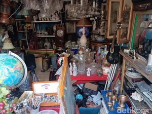 Beragam Harta Karun di Pasar Loak Jatinegara