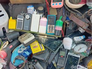 Video: 4 Barang Paling Diburu di Pasar Loak Jatinegara Video: 4 Barang Paling Diburu di Pasar Loak Jatinegara