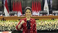 5 Gaya Tina Toon Pakai Kebaya Jumputan Saat Pelantikan Anggota DPRD DKI Jakarta