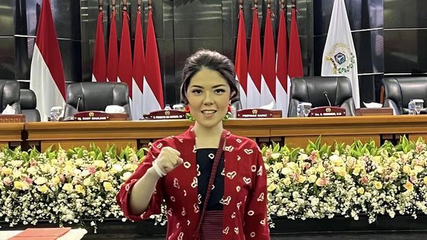 5 Gaya Tina Toon Pakai Kebaya Jumputan Saat Pelantikan Anggota DPRD DKI Jakarta