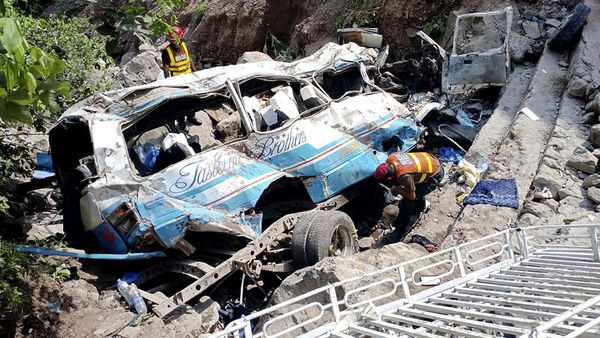 Penampakan Bus Terjun ke Jurang di Pakistan, 36 Orang Tewas