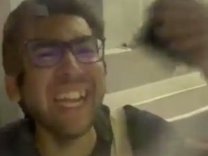 Terlambat Boarding, Pria Ini Tendang Pintu Pesawat Sambil Nangis-nangis Terlambat Boarding, Pria Ini Tendang Pintu Pesawat Sambil Nangis-nangis