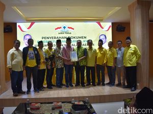 Golkar Jatim Serahkan Rekom 28 Paslon, Ada Jember hingga Surabaya Golkar Jatim Serahkan Rekom 28 Paslon, Ada Jember hingga Surabaya