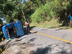 Minibus Terguling di Manggarai Timur, 1 Orang Tewas Mengenaskan