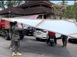 Satpol PP Tabanan Turunkan Puluhan Baliho Paslon Jelang Pendaftaran ke KPU