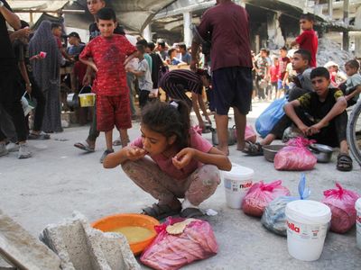 Sedih! Melihat Anak-anak Gaza Antre Makan
