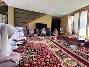 Puluhan Nyai di Banyuwangi Istigasah Jelang Pendaftaran Ipuk-Mujiono Puluhan Nyai di Banyuwangi Istigasah Jelang Pendaftaran Ipuk-Mujiono