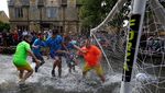 Serunya Pertandingan Bola di Sungai Windrush Inggris