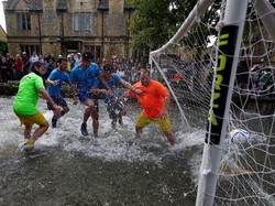 Pertandingan sepak bola tradisional ini telah berlangsung ebih dari 100 tahun.