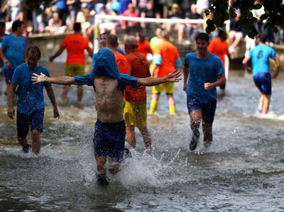 Serunya Pertandingan Bola di Sungai Windrush Inggris