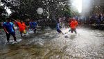 Serunya Pertandingan Bola di Sungai Windrush Inggris