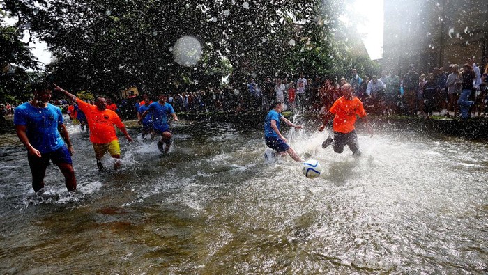 Serunya Pertandingan Bola di Sungai Windrush A player celebrates scoring during the annual football match in the River Windrush in Bourton-on-the-Water, Gloucestershire, Britain, August 26, 2024. REUTERS/Lee Smith