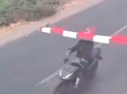 Brakk! Pemotor Tabrak Palang Pintu Perlintasan hingga Tersungkur di Rel KA