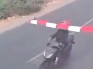 Brakk! Pemotor Tabrak Palang Pintu Perlintasan hingga Tersungkur di Rel KA Brakk! Pemotor Tabrak Palang Pintu Perlintasan hingga Tersungkur di Rel KA