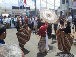 Tari Lengser Sambut Paslon Cecep-Asep Saat Daftar di KPU Tasik