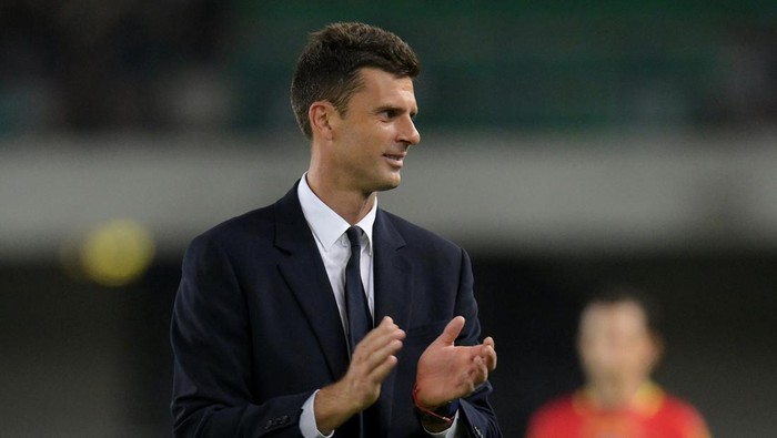 Soccer Football - Serie A - Hellas Verona v Juventus - Stadio Marcantonio Bentegodi, Verona, Italy - August 26, 2024 Juventus coach Thiago Motta reacts after Juventus Dusan Vlahovic scored their third goal REUTERS/Daniele Mascolo