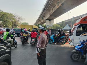 Lampu Merah Menyala tapi Disuruh Maju oleh Polisi, Kita Harus Nurut yang Mana?