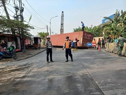 Truk Kontainer Terguling Halangi Jalan di Cakung, Lalin Macet