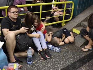 Penampakan Warga Kyiv Berlindung dari Drone Rusia di Bawah Tanah