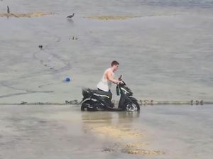 Viral WNA Bawa Motor ke Tengah Laut untuk Seberangi Nusa Ceningan-Lembongan Viral WNA Bawa Motor ke Tengah Laut untuk Seberangi Nusa Ceningan-Lembongan