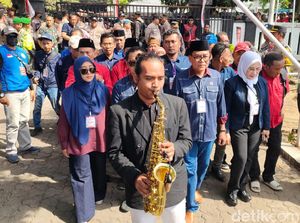 Meriahnya Drumband-Hadrah Iringi Zulmi-Rasit Daftar ke KPU Probolinggo
