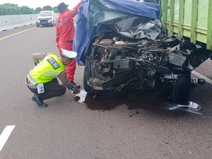 Fortuner Tabrak Truk di Tol Palembang-Kayuagung, 4 Orang Tewas Fortuner Tabrak Truk di Tol Palembang-Kayuagung, 4 Orang Tewas