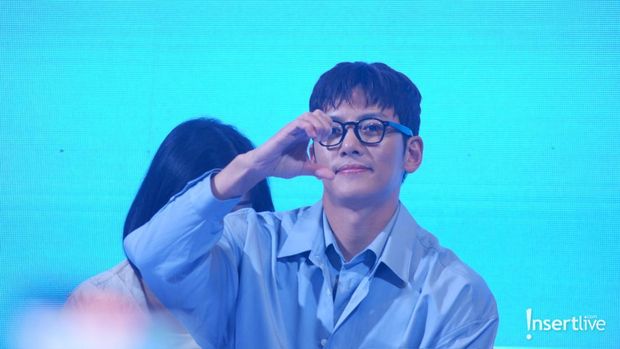7 Momen Ji Chang Wook Berkemeja Biru, Segar Bak di Pantai