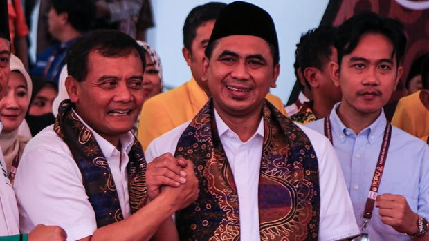 Wakil Presiden Terpilih Gibran Rakabuming Raka (kanan) mengepalkan tangan bersama pasangan bakal calon Gubernur Jawa Tengah Komjen Pol Ahmad Luthfi (kiri) dan bakal calon Wakil Gubernur Jawa Tengah Taj Yasin Maimoen (tengah) usai melakukan pendaftaran di Kantor KPU Provinsi Jawa Tengah, Semarang, Jawa Tengah, Rabu (28/8/2024). Pasangan Ahmad Luthfi dan Taj Yasin Maimoen resmi mendaftarkan diri sebagai peserta Pilgub Jawa Tengah 2024 di KPU Jateng dengan diusung Partai Golkar, Partai Gerindra, PKS, PKB Partai Nasdem, PAN, PPP, Partai Demokrat, PSI Partai Buruh, Partai Bulan Binyang, dan Partai Garuda. ANTARA FOTO/Makna Zaezar