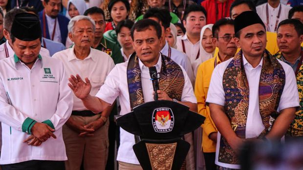 Pasangan bakal calon Gubernur Jawa Tengah Komjen Pol Ahmad Luthfi (tengah) dan bakal calon Wakil Gubernur Jawa Tengah Taj Yasin Maimoen (kanan) menjawab pertanyaan wartawan usai melakukan pendaftaran di Kantor KPU Provinsi Jawa Tengah, Semarang, Jawa Tengah, Rabu (28/8/2024). Pasangan Ahmad Luthfi dan Taj Yasin Maimoen resmi mendaftarkan diri sebagai peserta Pilgub Jawa Tengah 2024 di KPU Jateng dengan diusung Partai Golkar, Partai Gerindra, PKS, PKB Partai Nasdem, PAN, PPP, Partai Demokrat, PSI Partai Buruh, Partai Bulan Binyang, dan Partai Garuda. ANTARA FOTO/Makna Zaezar