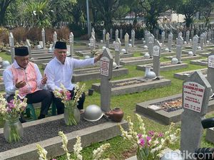Ahmad Syaikhu-Ilham Ziarah ke Makam BJ Habibie di TMP Kalibata Ahmad Syaikhu-Ilham Ziarah ke Makam BJ Habibie di TMP Kalibata