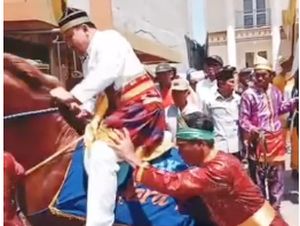 Calon Bupati Dompu Jatuh dari Kuda Saat Hendak Daftar ke KPU