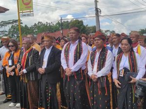 Mantan Ketua KPU NTT Daftar Pilbup Manggarai, Kompak Pakai Baju Adat Mantan Ketua KPU NTT Daftar Pilbup Manggarai, Kompak Pakai Baju Adat