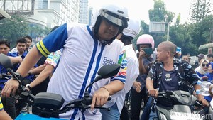 Bobby-Surya Konvoi Naik Motor Listrik ke KPU Sumut