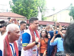 Tiba di KPU Sumut, Bobby-Surya Disambut Tarian Tiba di KPU Sumut, Bobby-Surya Disambut Tarian