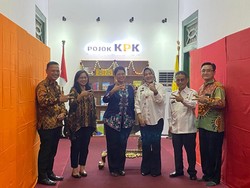 Tanamkan Nilai Antikorupsi, Bupati Klaten Resmikan Pojok Baca KPK