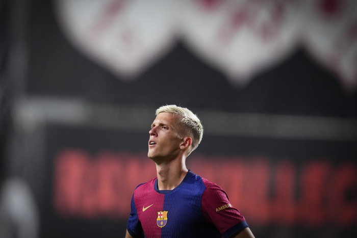 Barcelonas Dani Olmo during the Spanish La Liga soccer match between Rayo Vallecano and Barcelona at the Vallecas stadium in Madrid, Spain, Tuesday, Aug. 27, 2024. (AP Photo/Manu Fernandez)