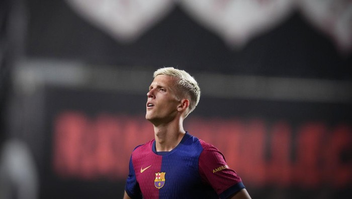 Barcelona's Dani Olmo during the Spanish La Liga soccer match between Rayo Vallecano and Barcelona at the Vallecas stadium in Madrid, Spain, Tuesday, Aug. 27, 2024. (AP Photo/Manu Fernandez)