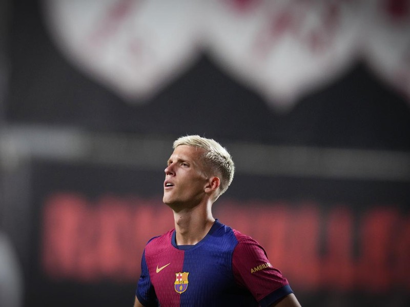 Barcelona's Dani Olmo during the Spanish La Liga soccer match between Rayo Vallecano and Barcelona at the Vallecas stadium in Madrid, Spain, Tuesday, Aug. 27, 2024. (AP Photo/Manu Fernandez)