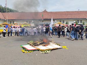 Mahasiswa Demo Saat Pelantikan Anggota DPRD Lebak, Bakar Karangan Bunga Mahasiswa Demo Saat Pelantikan Anggota DPRD Lebak, Bakar Karangan Bunga