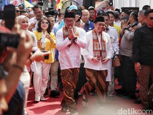 Gaya Ridwan Kamil Daftar Cagub DKI 2024, Pakai Batik Motif Penolak Bala Gaya Ridwan Kamil Daftar Cagub DKI 2024, Pakai Batik Motif Penolak Bala